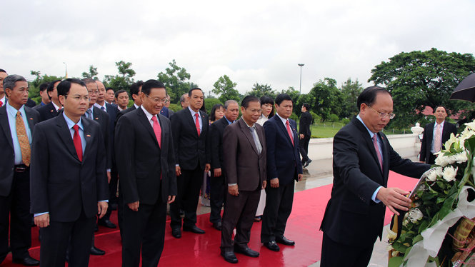 Ông Tất Thành Cang dẫn đầu đoàn đại biểu TP.HCM đặt vòng hoa tại đài liệt sĩ vô danh tại Viêng Chăn - Ảnh: M.HOA