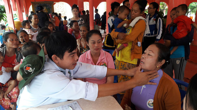Chiến sĩ tình nguyện VN khám bệnh cho người dân Lào - ảnh: QUANG PHƯƠNG
