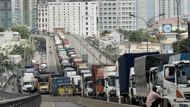 hàng trăm xe tải nối đuôi nhau kẹt cứng từ cầu Phú Mỹ kéo dài đến đoạn đường dẫn nới với đường Nguyễn Văn Linh quận 7 - Ảnh: TỰ TRUNG