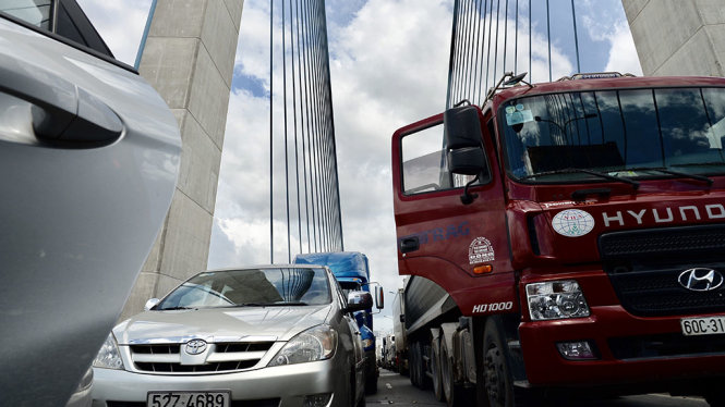 Xe ôtô, xe tải, xe container... kẹt cứng trên cầu Phú Mỹ - Ảnh: TỰ TRUNG