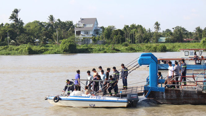 Hàng chục người nhái lặn tìm hai mẹ con mất tích dưới sông Sài Gòn - Ảnh: ĐÌNH TRỌNG