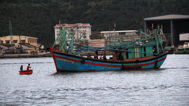Một tàu cá tỉnh Bình Định trên đường ra ngư trường Hoàng Sa từ cảng Thọ Quang, Đà Nẵng - Ảnh: TRƯỜNG TRUNG