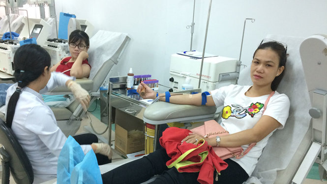 Chị Phương Mai là người mẹ có con mất vì căn bệnh ung thư đang tham gia hiến máu - Ảnh: MINH PHƯỢNG