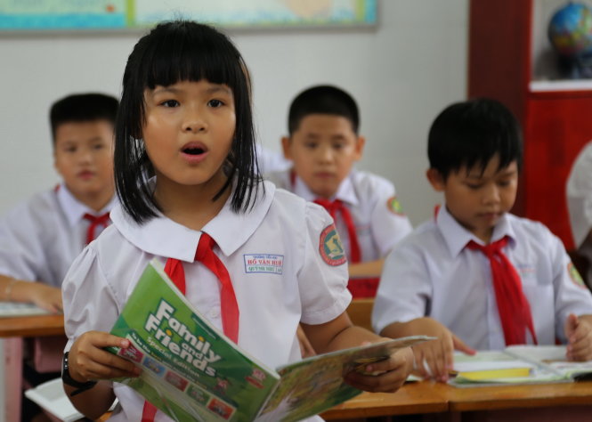 Học sinh Trường tiểu học Hồ Văn Huê (Q.Phú Nhuận, TP.HCM) trong giờ học tiếng Anh - Ảnh: NHƯ HÙNG