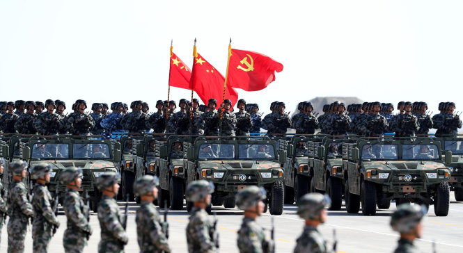 Quân đội Trung Quốc duyệt binh rầm rộ - Ảnh: REUTERS