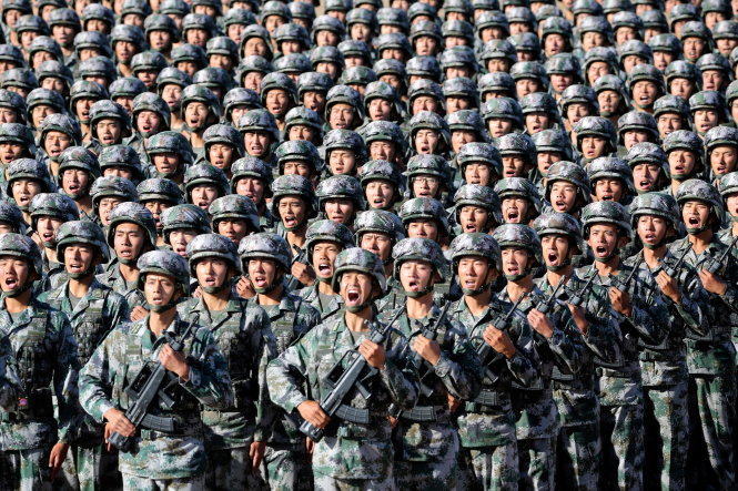 Binh sĩ Trung Quốc hét vang lời trung thành với Đảng - Ảnh: REUTERS 