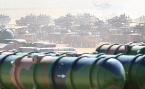 Tên lửa cùng nhiều xe tăng chiến đấu của Trung Quốc dàn hàng - Ảnh: TWITTER