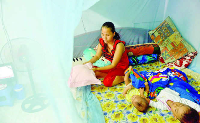 Phòng bệnh hơn chữa bệnh: chị Huỳnh Huyền Anh (P.17, Q.Bình Thạnh, TP.HCM) giăng mùng cho con ngủ trưa tránh bị muỗi đốt