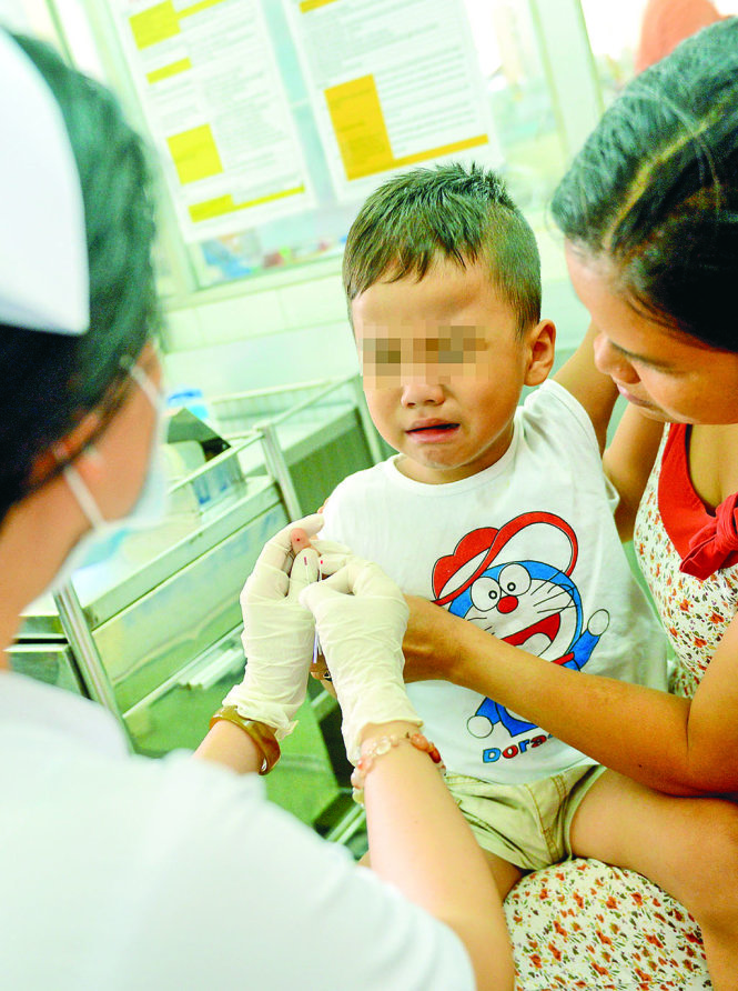 Bé được lấy máu để kiểm tra khi điều trị tại Bệnh viện Nhi Đồng 1, TP.HCM