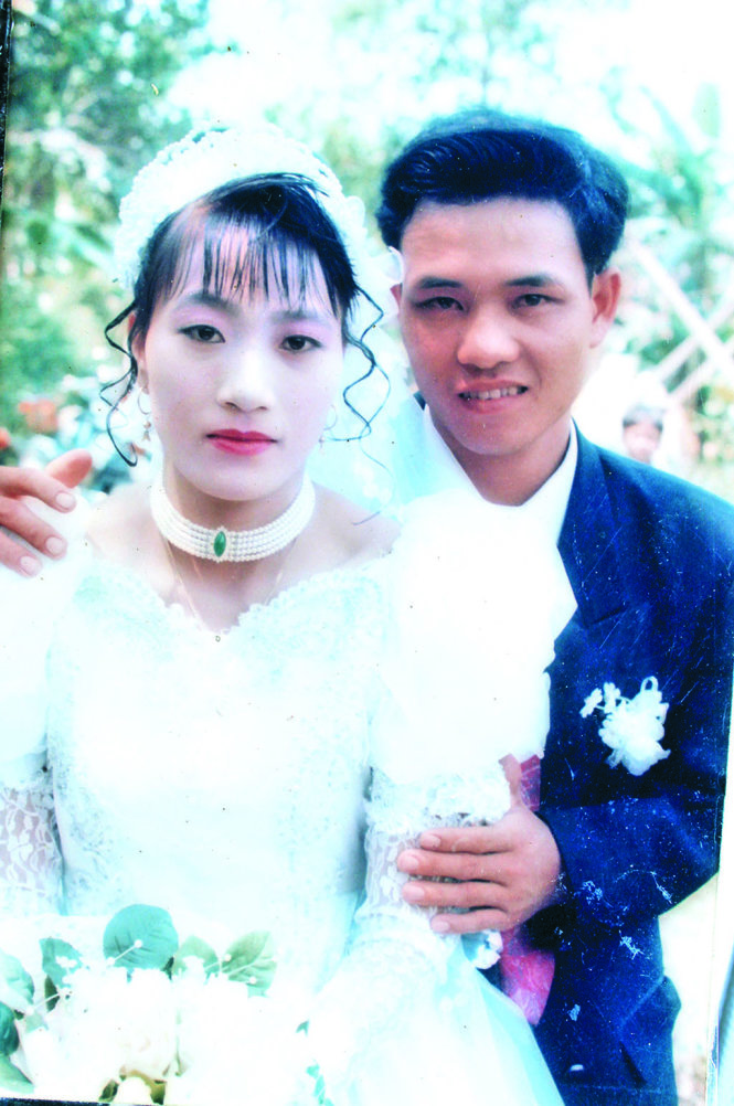 Nguyễn Bá Tuyền (đứa con trong chiến tranh của ông Xuyến và bà Hồng) cùng với vợ trong ngày cươi của mình -  Ảnh: BÁ MINH