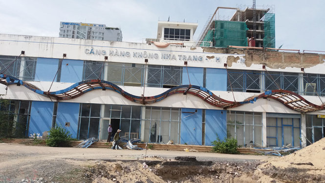 Phần mái mặt sau của khu vực Nha ga sân bay Nha Trang (cũ) đã bị tháo dỡ, ảnh chụp chiều 29-7 - Ảnh: TH.TRÚC