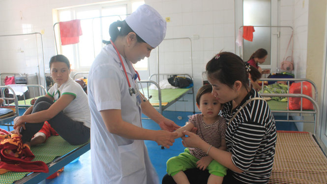 Tại Bệnh viện Đa khoa huyện Lang Chánh, tỷ lệ giường bệnh thực kê trong 6 tháng đầu năm 2017 tăng tới 375% so với kế hoạch. Theo BHXH tỉnh Thanh Hóa đây là nguyên nhân dẫn đến bội chi quỹ BHYT - Ảnh: HÀ ĐỒNG