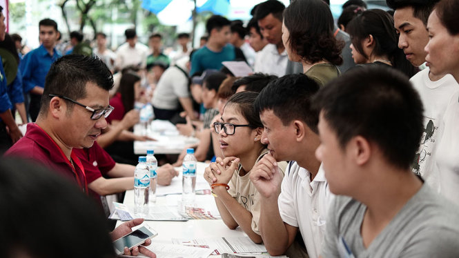 Thí sinh chăm chú lắng nghe tư vấn từ các trường ĐH tại Ngày hội tư vấn xét tuyển 2017 do Báo Tuổi trẻ tổ chức tại Hà Nội  - Ảnh: NGUYỄN KHÁNH