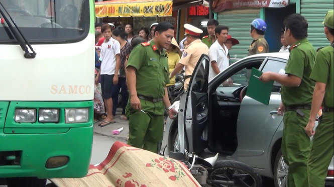 Lực lượng chức năng thị xã Thuận An phong tỏa hiện trường điều tra nguyên nhân vụ tai nạn - Ảnh: ĐÌNH TRỌNG