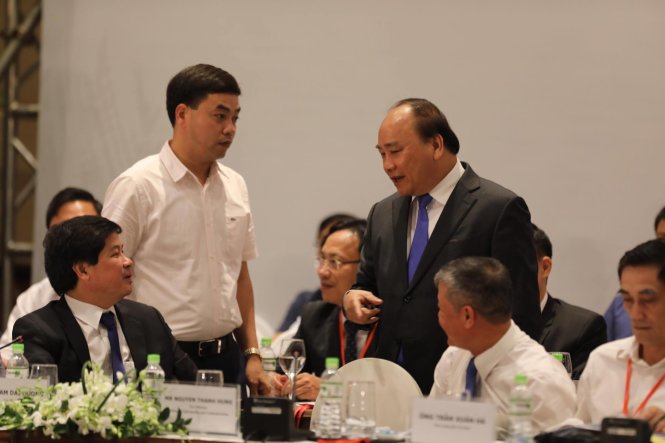 Thủ tướng Nguyễn Xuân Phúc trao đổi với các đại biểu tại Diễn đàn Kinh tế tư nhân - ẢNH: Việt Dũng