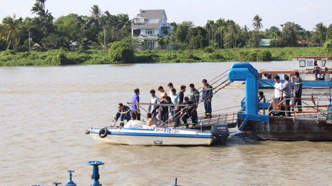 Lực lượng chức năng tìm kiếm các nạn nhân trên sông Sài Gòn - Ảnh: ĐÌNH TRỌNG