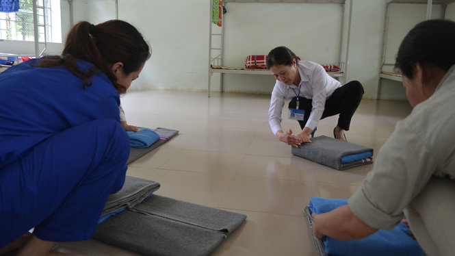 Học viên cai nghiện được chỉ dẫn làm công việc nhà tại Cơ sở xã hội Bầu Bàng (Đà Nẵng) - Ảnh: TẤN LỰC