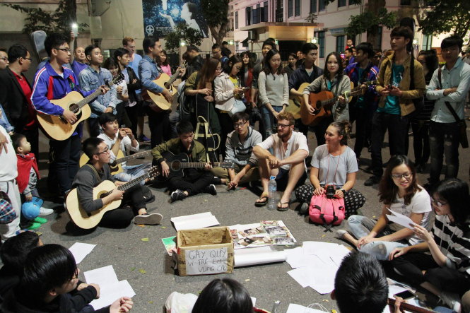 Nhóm thiện nguyện Viet's smiles (cho những nụ cười Việt) biểu diễn du ca văn nghệ đường phố trên phố đi bộ Hà Nội - Ảnh: Phương Chinh