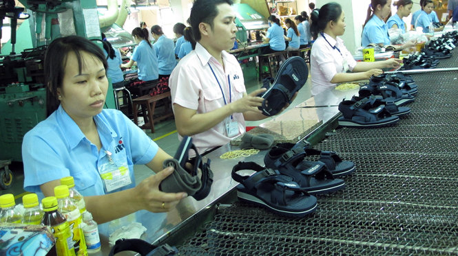 Sản xuất giày xuất khẩu tại một doanh nghiệp sản xuất giày ở TP.HCM - Ảnh: T.V.N.