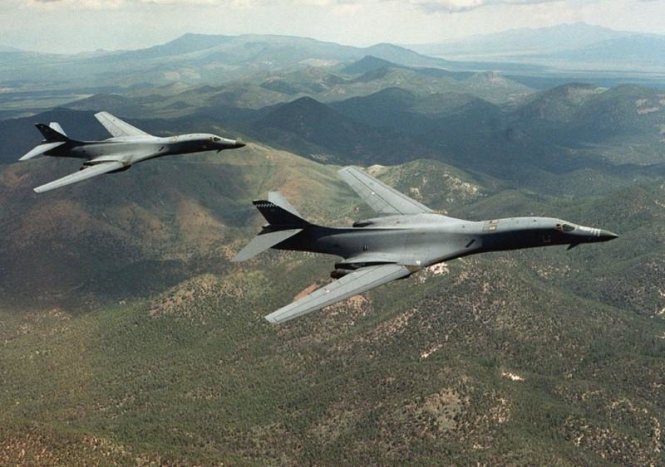 Hai máy bay ném bom B-1 của Mỹ - Ảnh: Reuters
