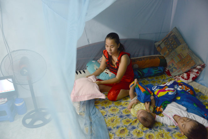 Phòng bênh hơn chữa bệnh: chi Huỳnh Huyền Anh (P.17, Q.Bình Thạnh, TP.HCM) giăng mùng cho con ngủ trưa tránh bị muỗi đốt
