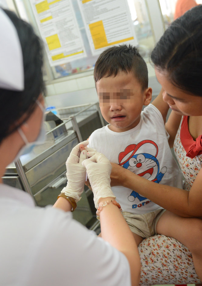 Bé được lấy máu để kiểm tra khi điều trị tại Bệnh viện Nhi Đồng 1, TP.HCm