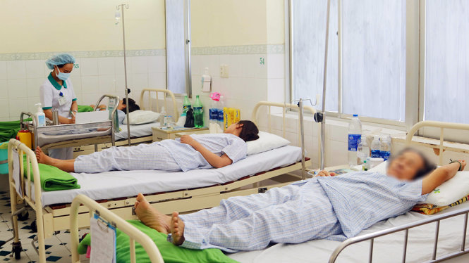 Đoàn du khách Lào được điều trị tại Bệnh viện Hoàn Mỹ Đà Nẵng - Ảnh: B.Q