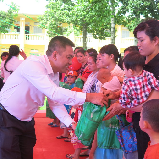 Ông Lê Quốc Việt, đại diện NutiFood trao quà cho công nhân - Ảnh: Diệu Huỳnh