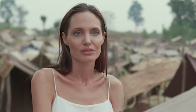 Angelina Jolie trong một đoạn trailer hậu trường khi quay phim First They Kill My Father
