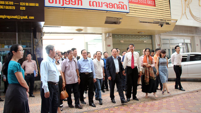 Đoàn công tác khảo sát trung tâm thương mại Asean Mall, nơi Viêng Chăn dự kiến dành cho TP.HCM 300m2 làm trung tâm thương mại và du lịch - Ảnh: M.HOA