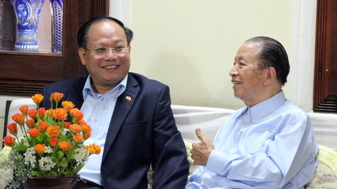 Ông Tất Thành Cang cùng các lãnh đạo TP.HCM thăm ông Sisavat Keobunphan tại Viêng Chăn - Ảnh: M.HOA