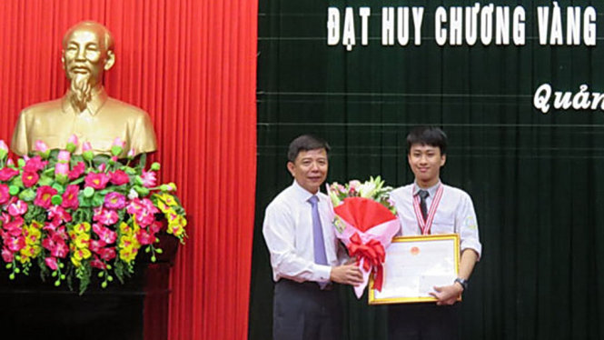Chủ tịch UBND tỉnh Quảng Bình Nguyễn Hữu Hoài trao tặng bằng khen của UBND tỉnh và phần thưởng 30 triệu đồng cho Nguyễn Thế Quỳnh - Ảnh: N.HÀ
