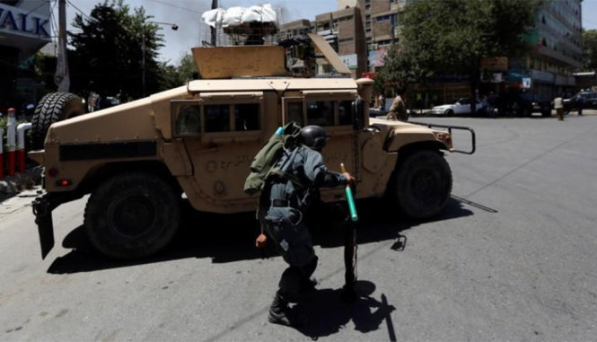 Cảnh sát Afghanistan tại hiện trường vụ tấn công vào đại sứ quán Iraq - Ảnh: Reuters