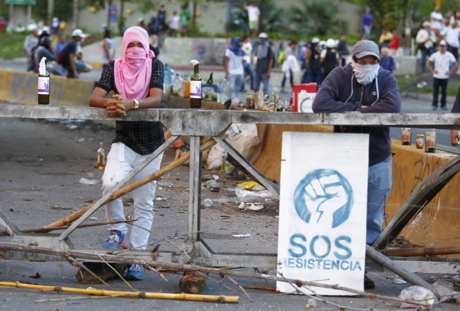 Những người chống chính quyền dựng rào chắn trên đường phố ở thủ đô Caracas để phản đối cuộc bỏ phiếu - Ảnh: REUTERS