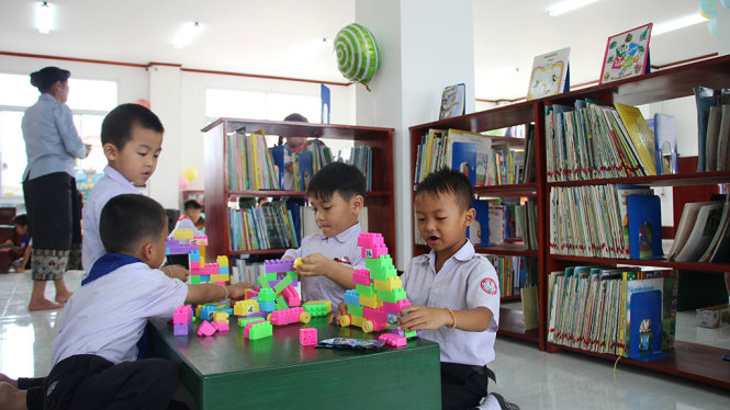 Thiếu nhi Xiêng Khoảng thích thú đọc sách, vui chơi trong ngày khai trương phòng đọc tại Thư viện tỉnh - Ảnh: M.HOA
