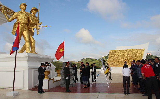 Đoàn đại biểu cấp cao TP.HCM đặt vòng hoa tại Đài tưởng niệm liên minh chiến đấu Lào - Việt Nam tại Xiêng Khoảng - Ảnh: M.HOA