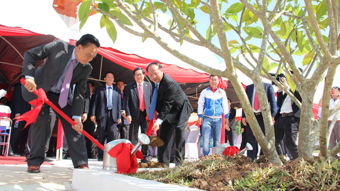 Ông Tất Thành Cang và Bí thư, tỉnh trưởng Xiêng Khoảng Samkhot Mangnomet trồng một cây hoa chăm-pa trước thư viện tỉnh Xiêng Khoảng - Ảnh: M.HOA