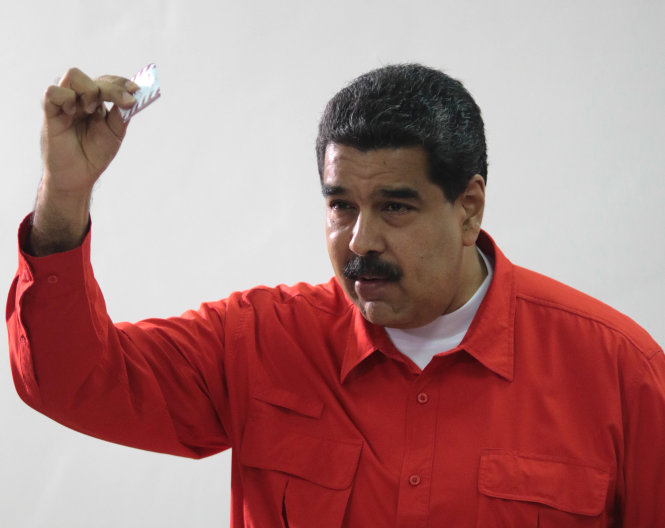 Tổng thống Venezuela, ông Nicolas Maduro, bỏ phiếu tại cuộc bầu cử Hội đồng lập hiến ở thủ đô Caracas của Venezuela ngày 30-7 - Ảnh: Reuters
