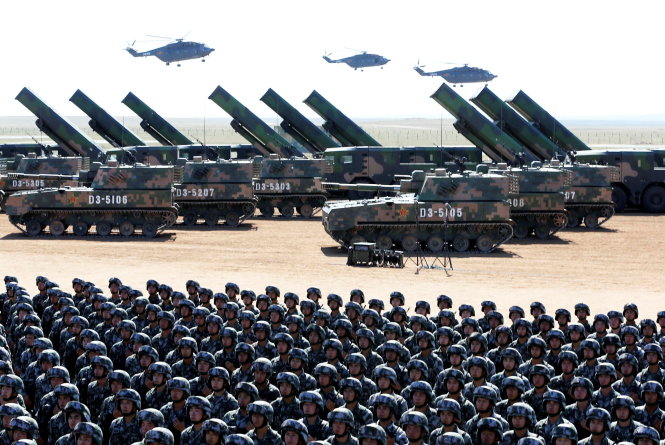 Trung Quốc khoe sức mạnh quân sự ở căn cứ huấn luyện Chu Nhật Hòa hôm 30-7 - Ảnh: REUTERS