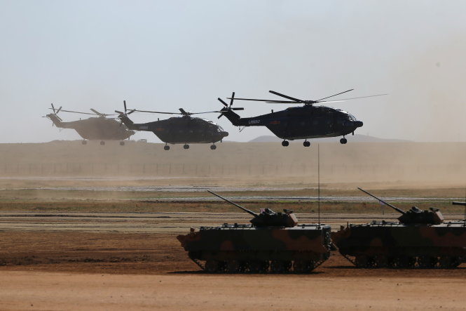 Trung Quốc khoe trực thăng chiến đấu và xe bọc thép sáng 30-7 - Ảnh: REUTERS