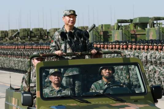 Ông Tập Cận Bình mặc quân phục, đi xe jeep duyệt binh hôm 30-7 - Ảnh: AFP