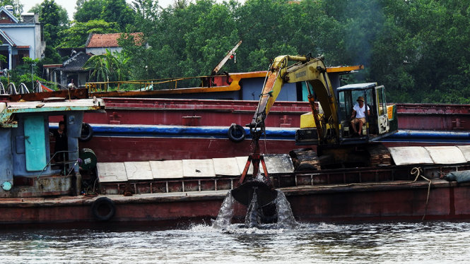 Lực lượng cứu hộ tiến hành trục vớt số than chìm trên sông Chanh - Ảnh: M.CƯỜNG