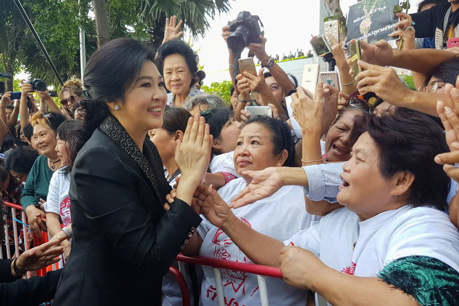 Bà Yingluck gặp gỡ người ủng hộ ở ngoài Tòa án Tối cao sau kh bà kết thúc phần tự biện hộ sáng 1-8 - Ảnh: REUTERS