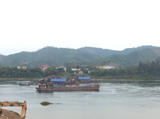 Khai thác cát trái phép trên sông Đà, Hòa Bình - ẢNH: Lâm Hoài