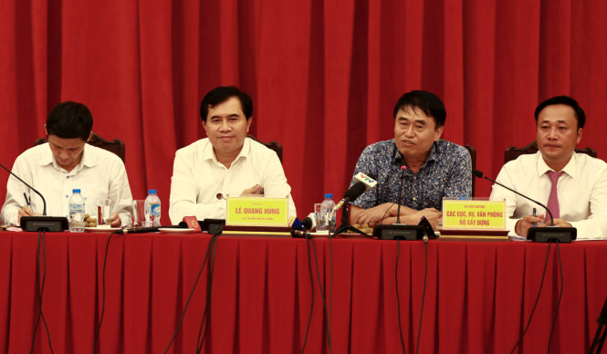 thứ trưởng Bộ Xây dựng Lê Quang Hùng chủ trì họp báo - Ảnh: TUẤN PHÙNG
