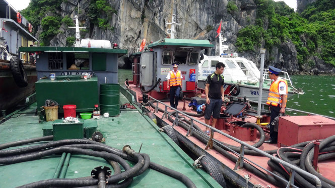 Tàu chở dầu không chứng minh được tính hợp pháp bị cảnh sát biển phát hiện - ẢNH: Lam Giang