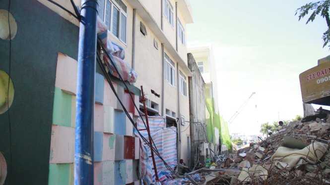 Việc tháo dỡ công trình không an toàn đã gây đổ tường sang trường mầm non - Ảnh: ĐOÀN CƯỜNG