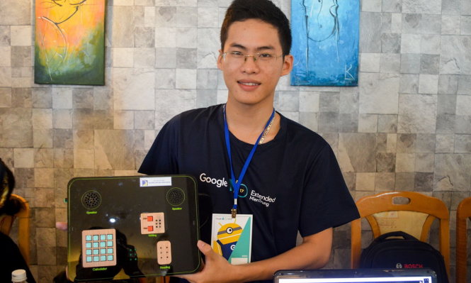 Nguyễn Duy Hùng và chiếc máy hỗ trợ học tập cho người khiếm thị - Ảnh: XUÂN SƠN