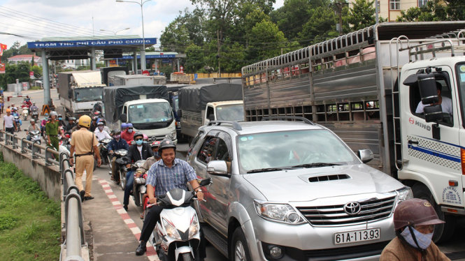 Hàng trăm phương tiện tập trung quanh trạm thu phí cầu Phú Cường - Ảnh: ĐÌNH TRỌNG