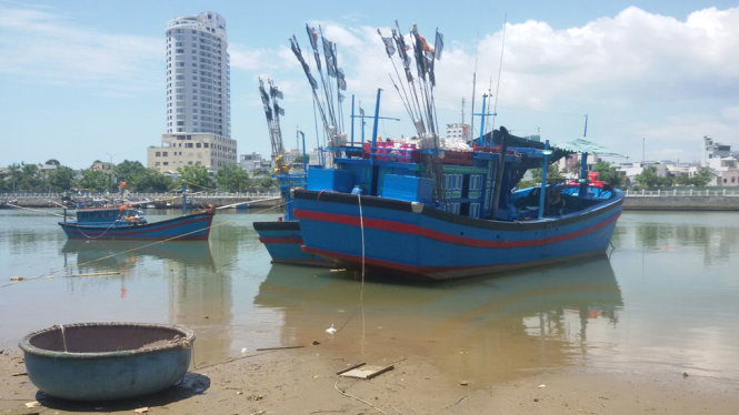 Một trong các tàu cá đã bị phía Indonesia bắt giữ, gây tổn thất ngày 21-5-2017, sau đó được tàu Cảnh sát Biển VN cứu nạn trở về, đang chờ được chỉ trả bảo hiểm tại Hà Ra, TP Nha Trang (Khánh Hòa) - Ảnh: PHAN SÔNG NGÂN